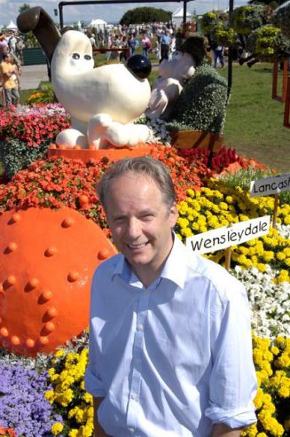 tattonpark2007nick_park_with_preston_city_council_gold_medal_winning_flower_bed_(small)_1